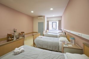 Τρίκλινο δωμάτιο της μονάδας φροντίδας ηλικιωμένων Ίριδα στο Ηράκλειο Αττικής