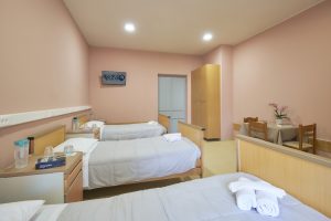 Τετράκλινο δωμάτιο της μονάδας φροντίδας ηλικιωμένων Ίριδα στο Ηράκλειο Αττικής