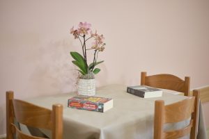 Τρίκλινο δωμάτιο της μονάδας φροντίδας ηλικιωμένων Ίριδα στο Ηράκλειο Αττικής