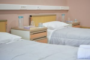 Τρίκλινο δωμάτιο της μονάδας φροντίδας ηλικιωμένων Ίριδα στο Ηράκλειο Αττικής