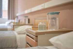 Τρίκλινο δωμάτιο της μονάδας φροντίδας ηλικιωμένων Ίριδα στο Ηράκλειο Αττικής