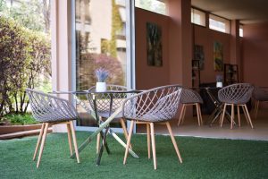 Εξωτερικός χώρος της μονάδας φροντίδας ηλικιωμένων Ίριδα στο Ηράκλειο Αττικής