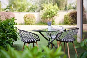 Εξωτερικός χώρος της μονάδας φροντίδας ηλικιωμένων Ίριδα στο Ηράκλειο Αττικής