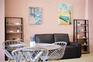 Σαλόνι της μονάδας φροντίδας ηλικιωμένων Ίριδα στο Ηράκλειο Αττικής