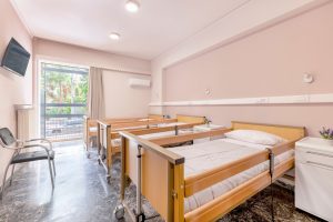 Τρίκλινο δωμάτιο στο γηροκομείο Ίριδα Γλυφάδα