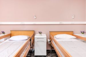 Δίκλινο δωμάτιο στο γηροκομείο Ίριδα Γλυφάδα