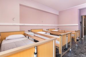 Τρίκλινο δωμάτιο στο γηροκομείο Ίριδα Γλυφάδα