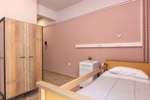 Δίκλινο δωμάτιο στο γηροκομείο Ίριδα Γλυφάδα