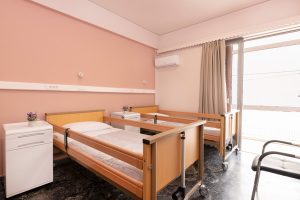 Δίκλινο δωμάτιο στο γηροκομείο Ίριδα Γλυφάδα