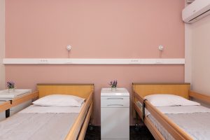 Δίκλινο δωμάτιο στο γηροκομείο Ίριδα Γλυφάδα