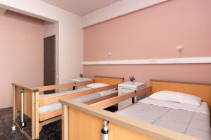 Δίκλινο δωμάτιο στο γηροκομείο Ίριδα Γλυφάδα