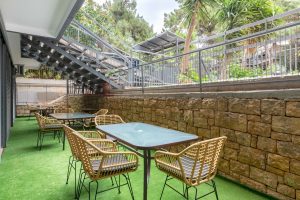 Εξωτερικός χώρος στο γηροκομείο Ίριδα Γλυφάδα