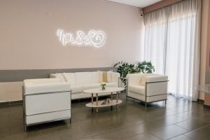 Καθιστικό του οίκου ευγηρίας Ίριδα στην Αγία Παρασκευή με φυσικό φως