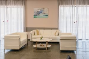 Καθιστικό του οίκου ευγηρίας Ίριδα στην Αγία Παρασκευή με φυσικό φως