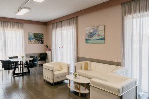 Καθιστικό του οίκου ευγηρίας Ίριδα στην Αγία Παρασκευή με φυσικό φως