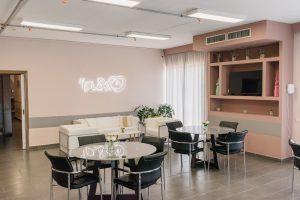 Τραπεζαρία του οίκου ευγηρίας Ίριδα στην Αγία Παρασκευή με φυσικό φως